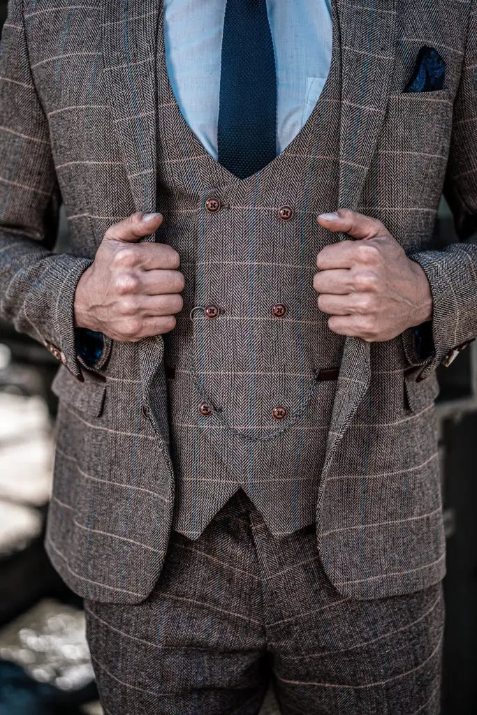 3-dielny oblek s dvojradovým zapínanim, hnedý s herringbone vzorom, klasický