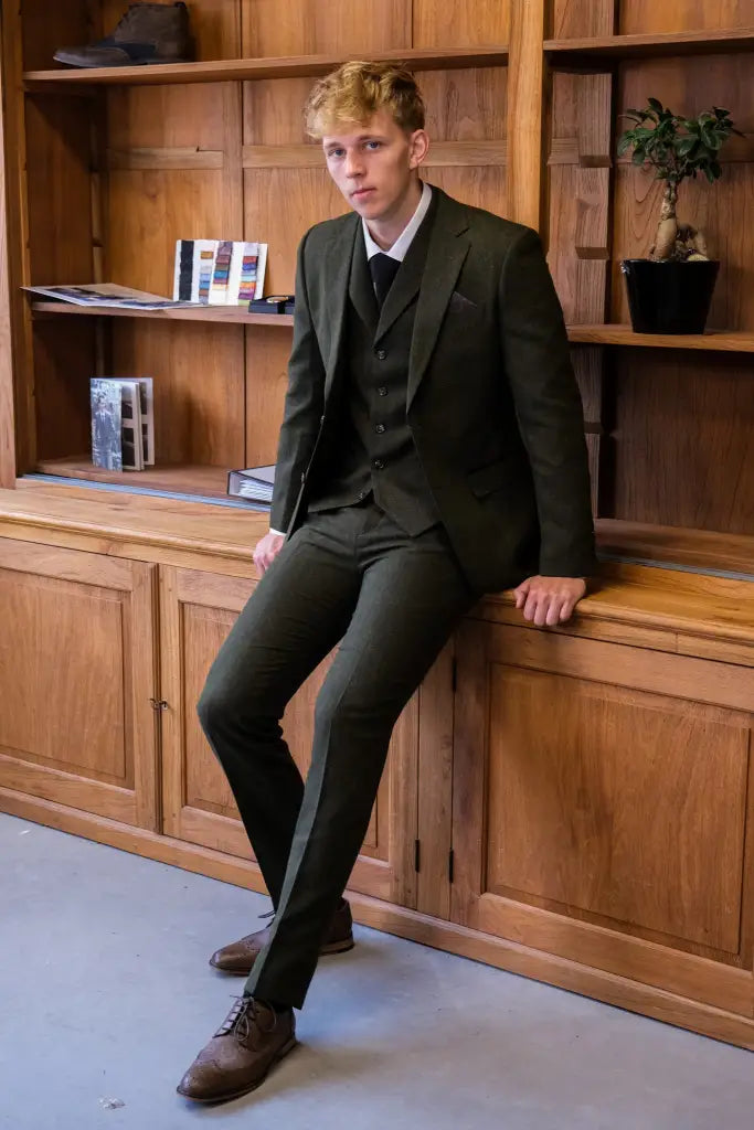 TAVERNY Chief - Pánsky oblek olivová tvida - trojdielny oblek